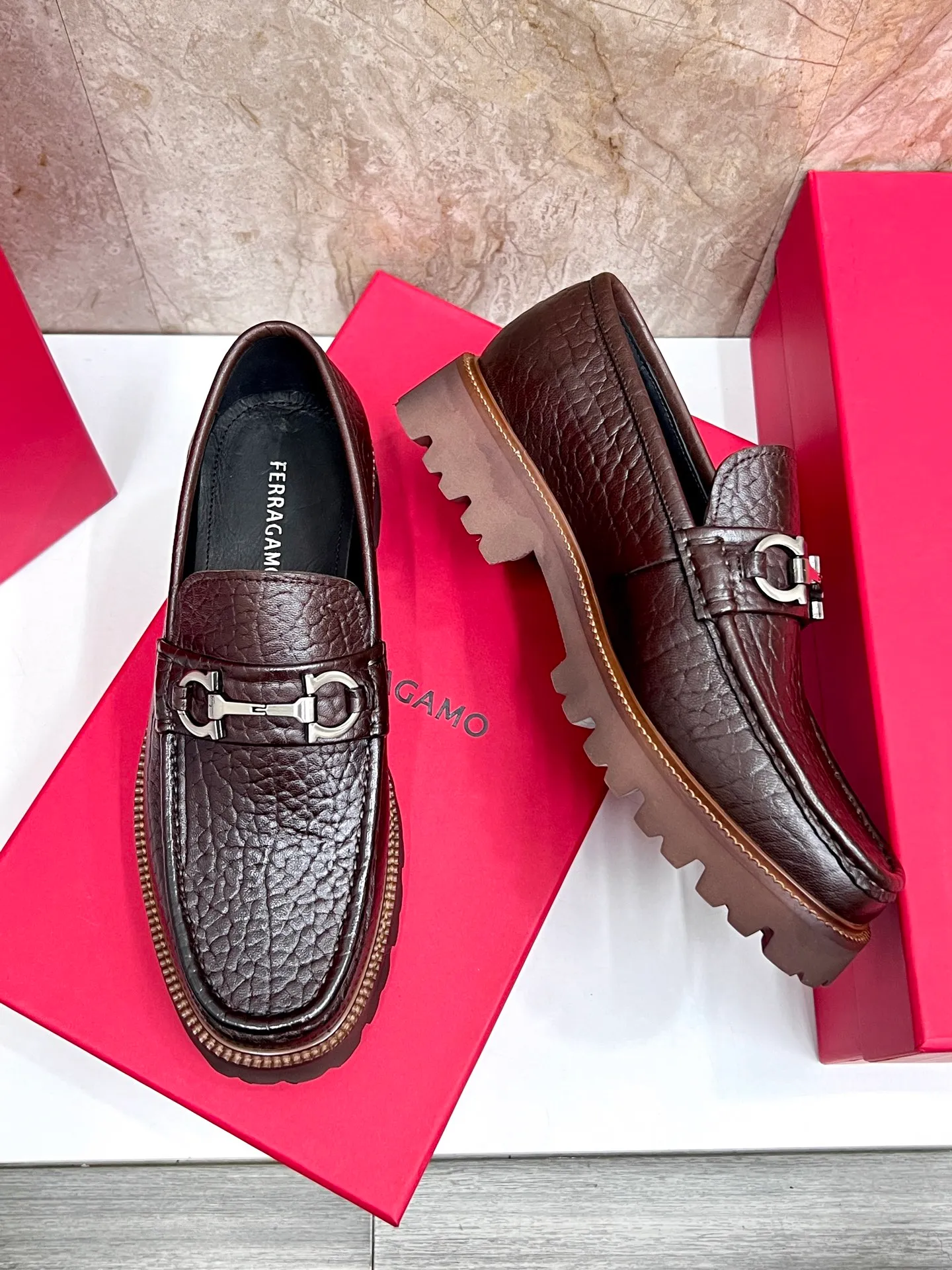 Original quality P580 Brand: Ferragamo Standard size: Men's size 38/44 (45.46 can be customized) Grade: Same style as the official website High-quality men's shoes Material: Customized first-layer calfskin with water-dyed cowhide lining Cowhide tiptoe Original non-slip and wear-resistant rubber outsole Style category: Men's formal business leather shoes are young and fashionable European and American trends British style Casual matching and comfortable feet Color: actual picture